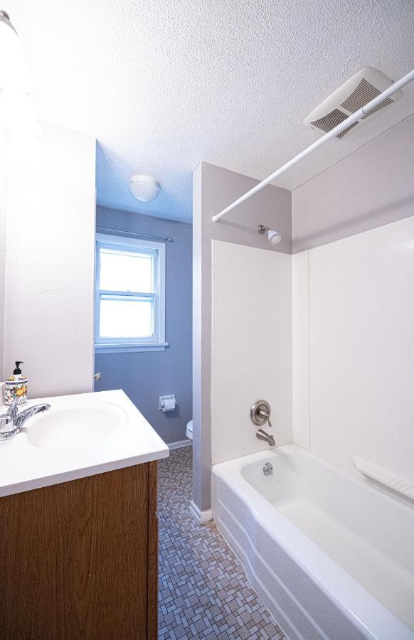 Cheerful Home With Free Parking And Wifi Rochester Bagian luar foto